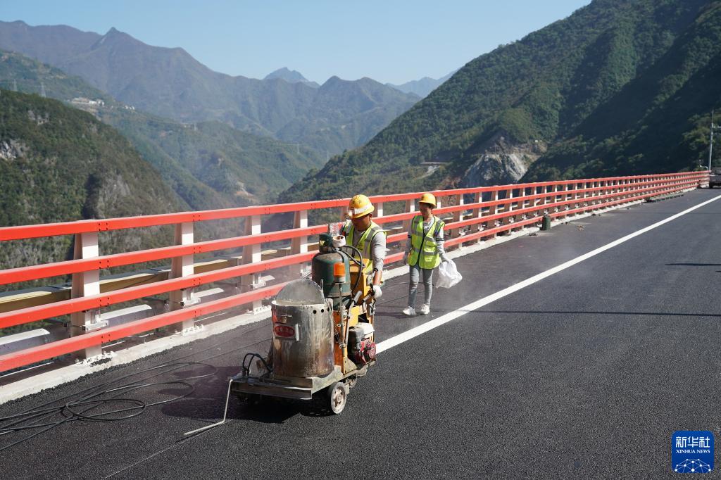 巫鎮高速道路東渓河特大橋で、建設工事を進める作業員（11月1日撮影・邵瑞）。